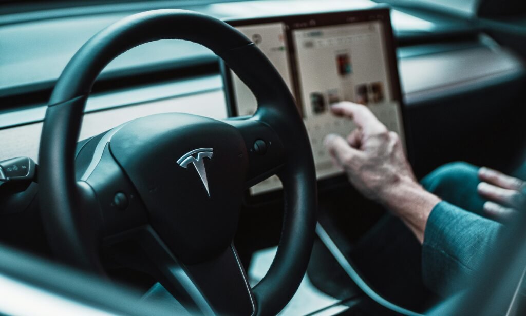 Elon Musk Urges Tesla Employees to Hold Their Shares While Presenting Vision of ‘Sustainable Abundance’